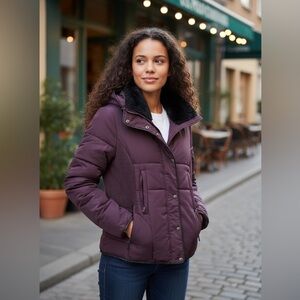 US Polo association Women's Purple Puffer Jacket
Size M , zipper snaps, pockets